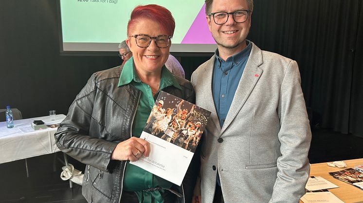 Rita Hirsum Lystad, president for Norges Musikkorps Forbund sammen med statssekretær Odin A. Bohmann (Foto: Simen Mikkelsen)