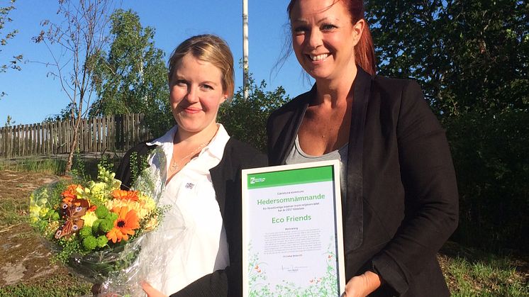 Här tar Louise Nilsberth, pedagog i Eco Friends, från Parken Zoo och Cecilia Bäck, Pressansvarig och projektledare i Eco Friends, på Eskilstuna Strängnäs Energi och MiIjö emot priset som delades ut under Världsmiljödagen.