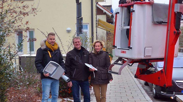 Bürgermeister Bernhard Sontheim (2. v. l.), Silke Mall (2. v. r.) und Lars Nacke (l.) vom Bayernwerk sowie Sven Peisker von der Firma Zellner (r.) freuen sich über die LED-Umrüstung der Straßenbeleuchtung in Feldafing.