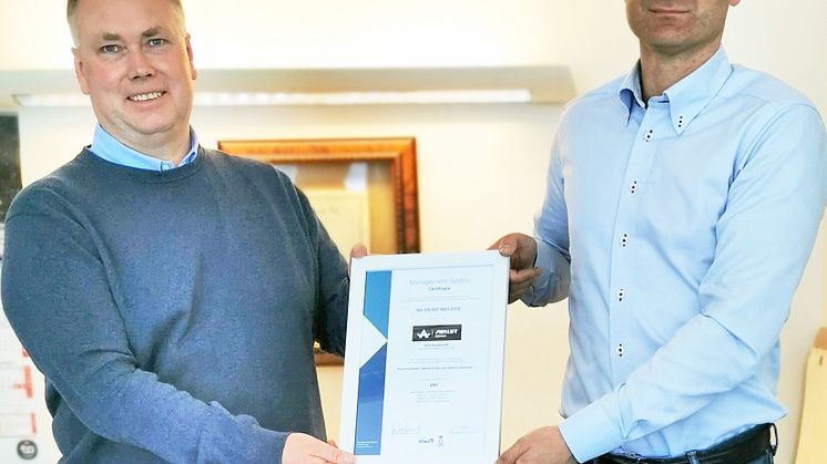 Revisjonsleder Geir Aure i Kiwa (t.v.) overrekker ISO-sertifikatet til daglig leder Børre Eimhjellen i AirLift Solutions.