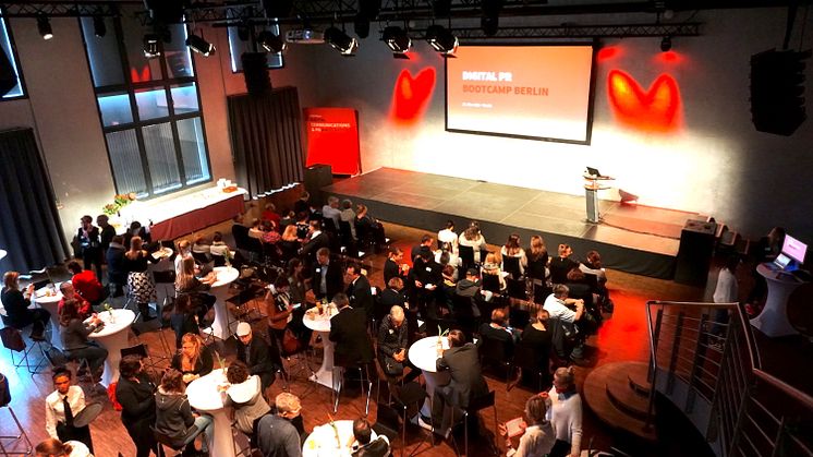 Die Gäste der Digital PR Bootcamps warten gespannt auf den ersten Vortrag des Tages – dem Impulsvortrag von Dr. Georg Kolb zum Thema "Der Kommunikator der Zukunft"