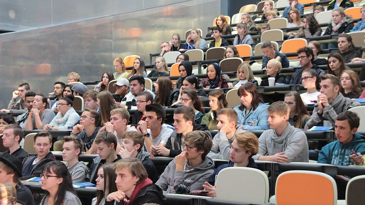 Gespannte Erwartung bei den Teilnehmerinnen und Teilnehmern im Hörsaal in der Halle 14.