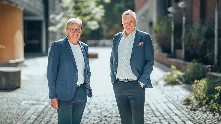 Jon Håvard Solum, banksjef i Grong Sparebank, er utnevnt til ny styreleder for sparebankenes kredittselskap, Kredittbanken ASA. Her sammen med administrerende direktør Ronny Smolan i Kredittbanken.