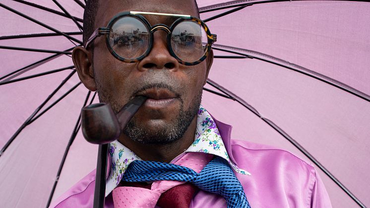 En sapeur poserar för ett porträtt under den årliga festivalen på Gombe-kyrkogården i centrala Kinshasa. Många sapeurer lever i fattigdom eller enkla förhållanden och satsar alla sina pengar på olika klädkollektioner. Foto: Per-Anders Pettersson