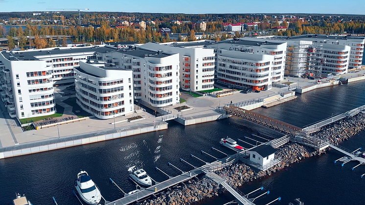 Båtplatsen för 650 småbåtar flyttades ut för att ge plats åt ett kustnära boende med strandpromenad i Luleås nya Kuststad, som nu är färdigt och inflyttat. Mellan husen har små vattenkanaler anlagts.  Bild: Nåiden Bygg