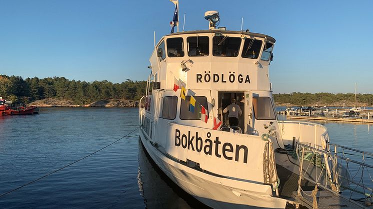 Bokbåten stannar vid 23 bryggor runt om i Stockholms skärgård