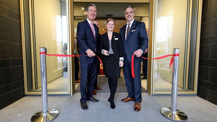 Investor Patrick Fahrenkamp, Direktorin Carolin Böttcher und Europachef der Adina Hotels Georgios Ganitis bei der feierlichen Eröffnung des Adina Apartment Hotels Leipzig