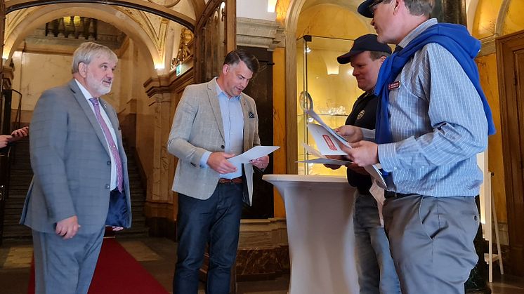KAK överlämnade ett informationsblad och en T-tröja med texten "Rör inte min parkeringsplats" till Andreas Schönström (S) och Håkan Fäldt (M) i Malmö.