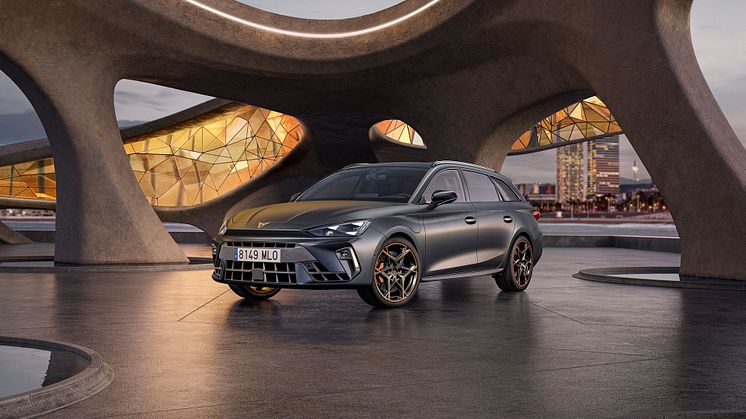 side-front-view-cupra-leon-sportstourer-2024-copper-wheels.jpg