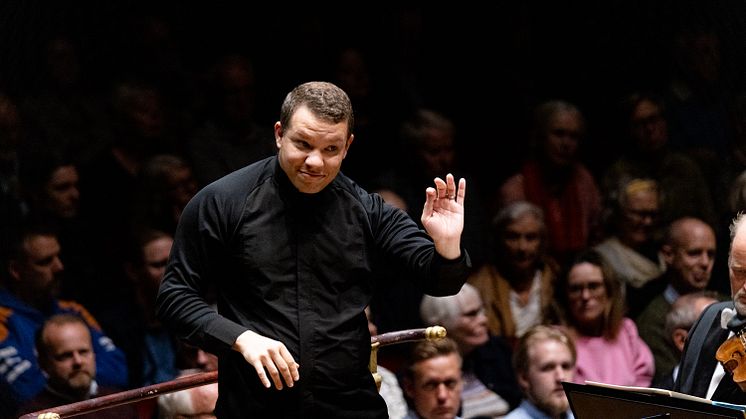Ryan Bancroft, chefdirigent för Kungliga Filharmonikerna. Foto: Yanan Li