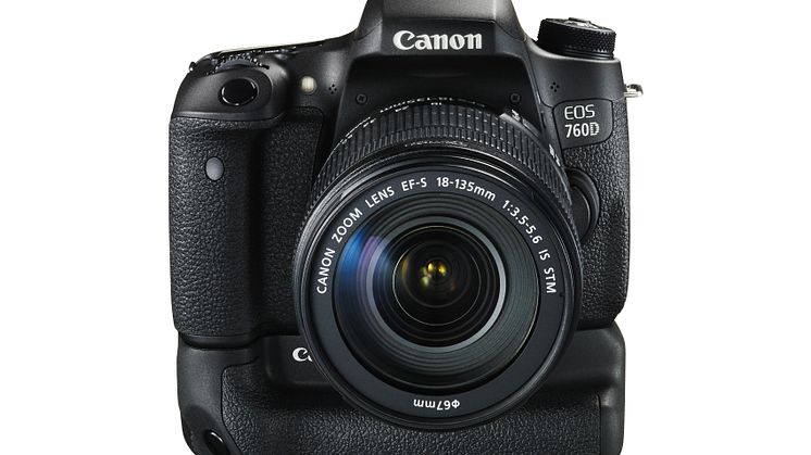 EOS 760D EF-S18-135ISSTM BG-E18 FrontSlantDown