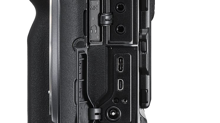 GFX 100 Leftside with EVF Covers Open