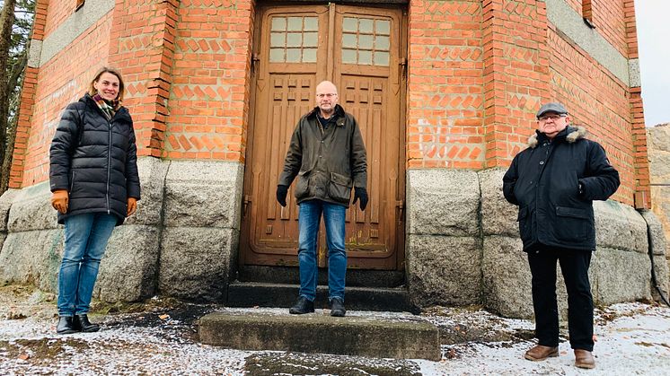 Kommunstyrelsens ordförande Caroline Dieker (M), Askersundsbostäders vd Anders Gustafsson och Sydnärkes byggnämnds ordförande Lars-Gunnar Forsberg vid vattentornet.