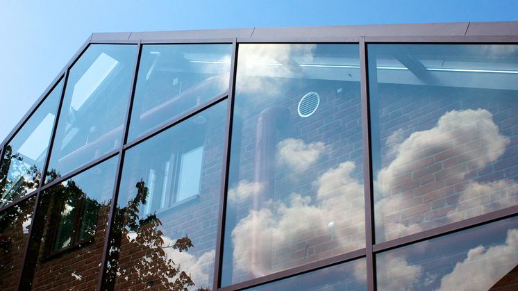 Inglasat hus med reflektioner