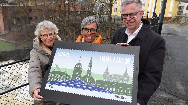 Elsabeth Vogt fra Moss Historielag (til venstre), ordfører Hanne Tollerud og frimerkedirektør Halvor Fasting viser fram jubileumsfrimerket for Moss 300 år.