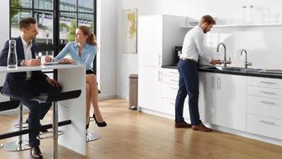 Afkølet vand fra vandhanen på arbejdspladsen