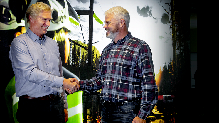 Agree on training: Trond J. Løfqvist, Senior Key Account Manager at Trainor (left) and Håkon Magne Fjæreide, Operations Academy portfolio manager course at Equinor. Photo: Heidi S. Middleton