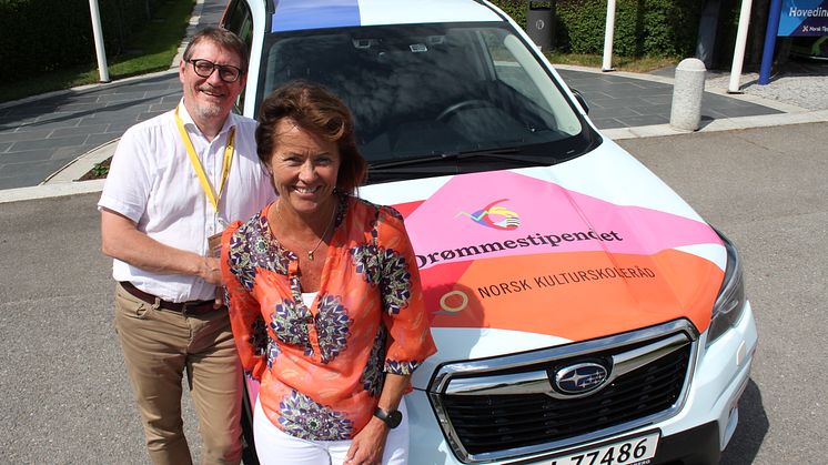 FORTSETTER: Adm. dir. Åsne Havnelid i Norsk Tipping og direktør Morten Christiansen i Norsk kulturskoleråd skal fortsatt glede unge kulturutøvere med Drømmestipendet. Foto: Norsk Tipping