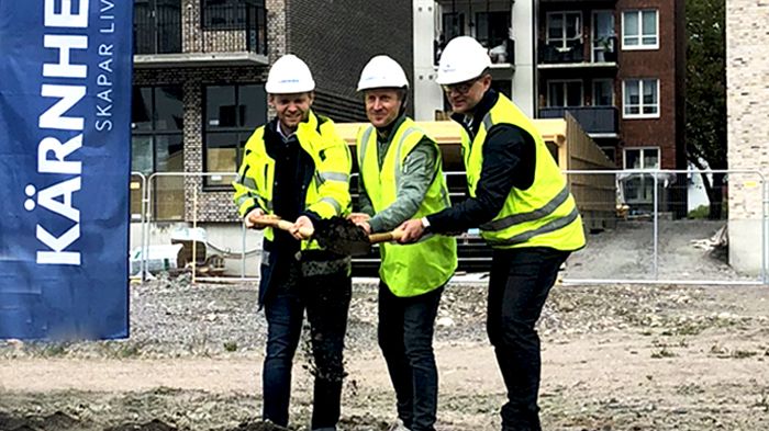 Spadtaget togs med hjälp av en trespade av arkitekten Måns Rydberg, Kärnhems projektledare Johan Lindell och Byggpartners Mattias Eriksson.