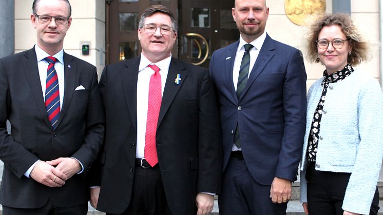 När den amerikanska ambassadören i Sverige Erik D. Ramanathan besökte Umeå fick han bland annat träffa kommunalråden i Umeå kommun. Fr.v. Anders Ågren (M), Erik D Ramanathan, Hans Lindberg (S) och Janet Ågren (S).