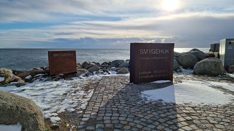 Smygehuk_båda skyltarna_solnedgång.jpg