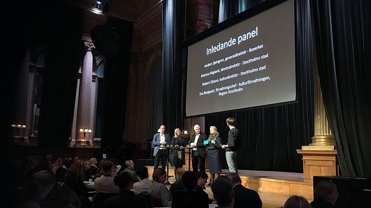 Syntolkning: Sittande publik framför arrangörerna: Anders Sjelvgren Boverket, Marina Högland idrottsdirektör Stockholm, Robert Olsson kulturdirektör Stockholm, Eva Bergquist chef kulturförvaltningen Region Stockholm och moderator Carlos Rojas.