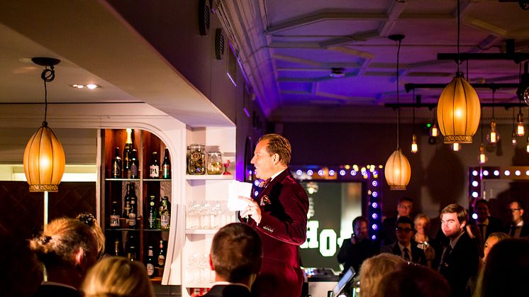 Anders Junger, Koncernchef Winn Hotel Group, hälsar välkomna till kvällens jubileum på Såstaholm Hotell och Konferens.
