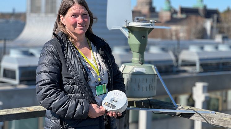 Pia Östensson, intendent på palynologiska laboratoriet, bredvid den gamla pollenfällen. Foto Jonas Sverin