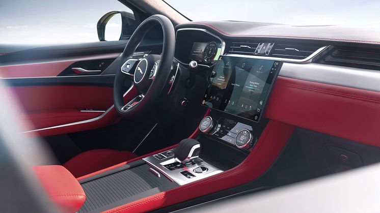 Jag_F-PACE_21MY_03_Location_Interior_12_150920