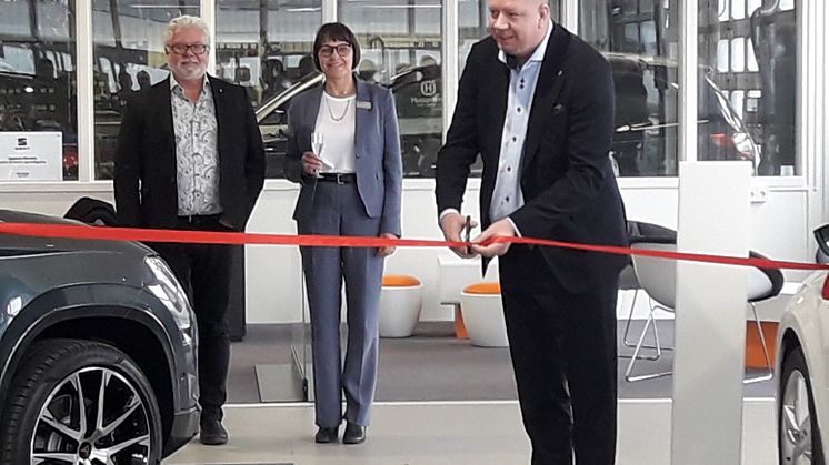 Ronnebys kommunalråd Roger Fredriksson inviger SEAT-center i Ronneby. På bilden ser vi även näringslivschef Torbjörn Lind och Anna Lindqvist, VD på Jeppssons.