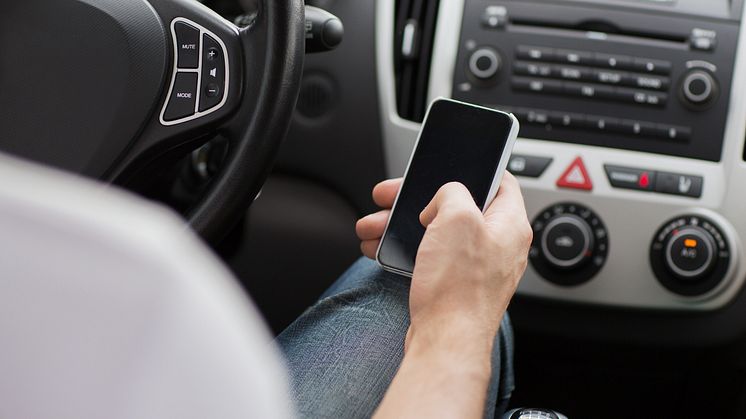 Ikke tillatt: Du kan ikke surfe på nettet eller sende meldinger på mobilen mens du kjører bil. (Foto: Colorbox)