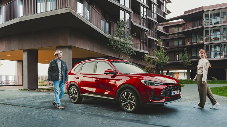 MG ZS HEV+with talent 1.jpg