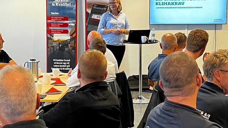 Pernille Olesen underviser