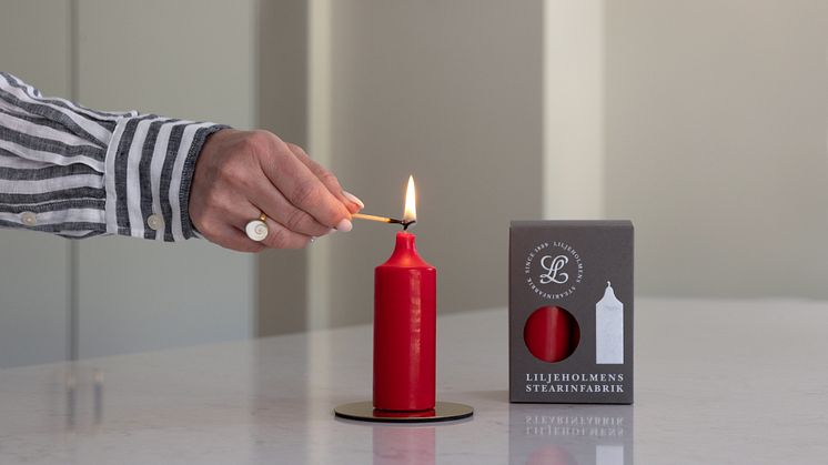 Liljeholmens Stearinfabriks röda Kupéljus är tillverkat av 100% stearin, som är ett förnybart material.