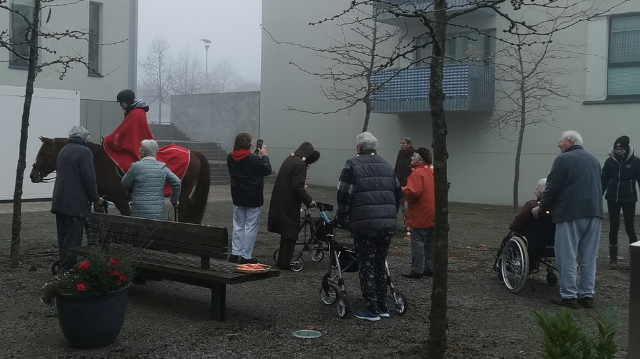 Die Bewohner*innen des Seniorenzentrums Edermünde-Besse freuten sich über den ungewöhnlichen Besuch.
