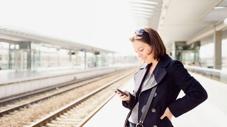 Presentation-Travel - Using Smartphone at Railway Station