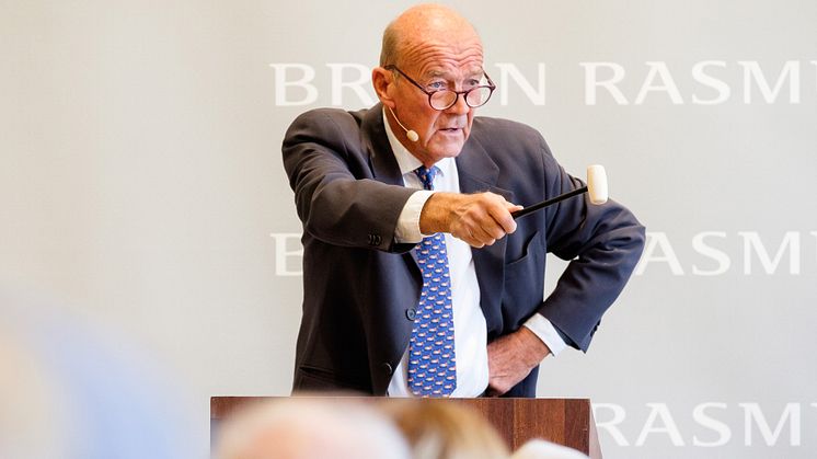 Jesper Bruun Rasmussen på podiet under en traditionel auktion i Bredgade.