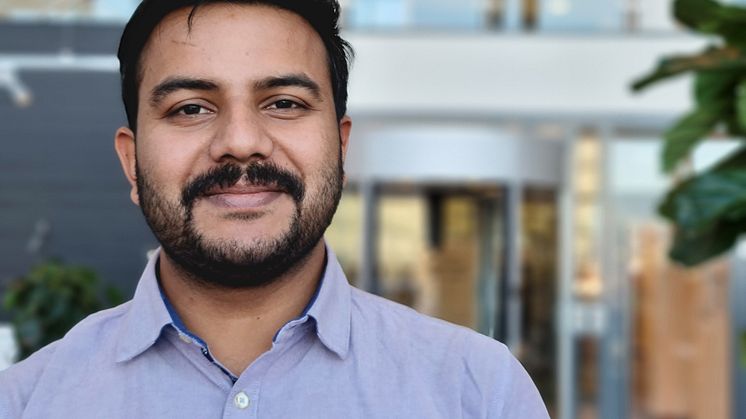 Gabriel Sebastians forskning blir en viktig pusselbit för industrier som arbetar med flexibel produktion. Han är en av Högskolan Västs tre nya industridoktorander som ingår i företagsforskarskolan Smart Industry Sweden. Foto Högskolan Väst.