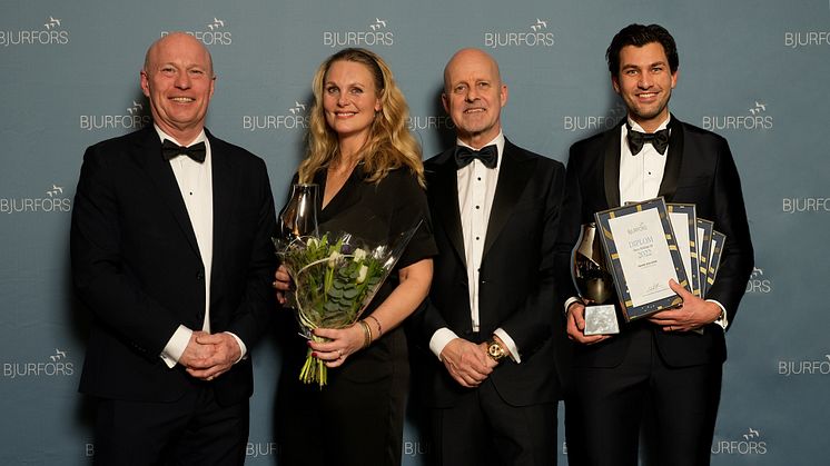 Från vänster: Bjurfors VD i Göteborg Sven-Erik Kristensen, Årets villamäklare Pernilla Berger, Bjurfors ägare Mats Ljung samt Årets bostadsrättsmäklare Daniel Adelsson. 