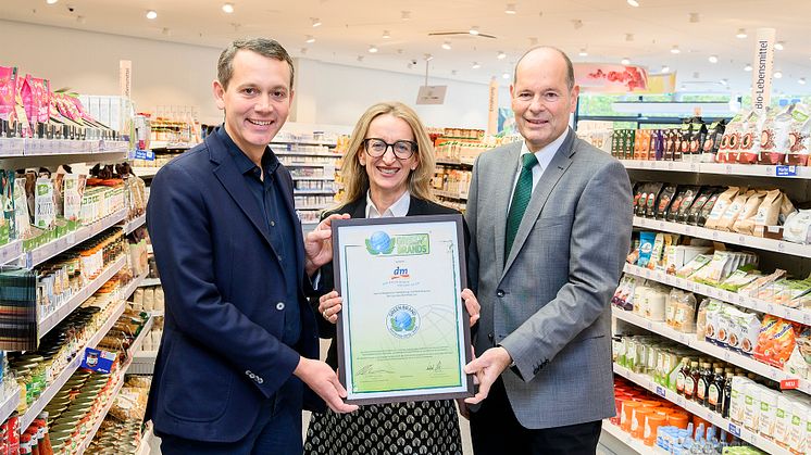 Norbert Lux (rechts), Geschäftsführer GREEN BRANDS, überreicht den dm-Geschäftsführern Kerstin Erbe (mitte) und Christoph Werner (links) das GREEN BRANDS Germany Zertifikat © dm/ARTIS-Uli Deck