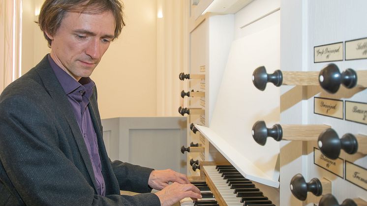 Universitätsmusikdirektor David Timm an der Schwalbennestorgel - Foto: Leipziger Universitätsmusik/Sebastian de Vries