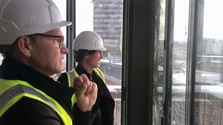 TRAVELT ÅR I VENTE: Torgeir Silseth og Petter A. Stordalen nyter utsikten fra det som skal bli restauranten Norda i nye Clarion Hotel The Hub i Oslo.