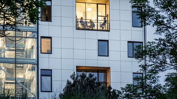 HSB Living Lab firar ettårsdagen med solceller på fasaden