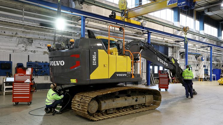 Demontering av Volvo EC140E