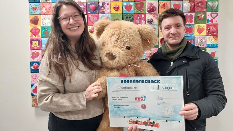 Frau Herkner, Bärenherz, erhält von Herrn Ledig, Klima-Bau Volk GmbH, den Spendenscheck