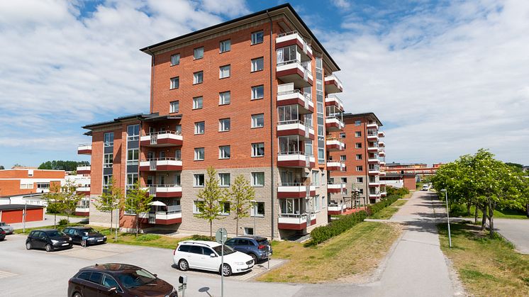 Roslagsbostäder har 2100 bostadslägenheter i sitt bestånd.