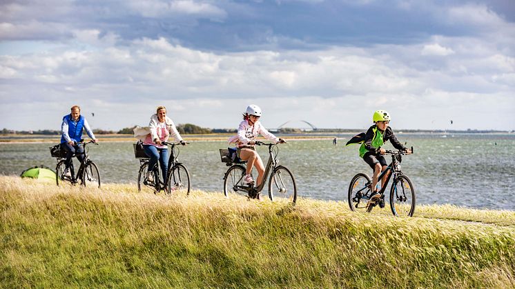 Ob allein, zu zweit oder mit der Familie: Fehmarn ist ein beliebtes Reiseziel für Radfahrende ©Thies Rätzke