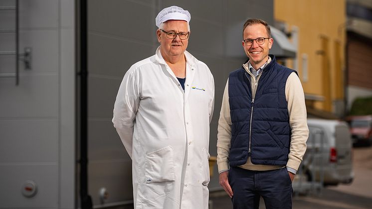 När det var dags för livsmedelstillverkaren Swed-jam i Torsby att hitta en fossilfri energilösning för sin produktion föll valet på Solör Bioenergi. Tony Holmberg, produktionschef på Swed-jam och Johan Lagerqvist, affärsansvarig EnFoto: Peter Nilsson