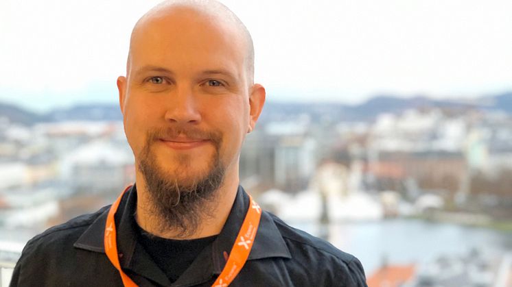 Som konsulent så er min oppgave også å gjøre resten av teamet gode, sier Sondre Naustdal, regionalt fagansvarlig innen arkitektur og utvikling i Experis Bergen.