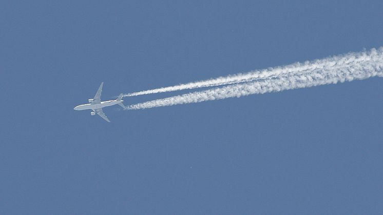 Contrails bildas efter flygplan som flyger högt. Foto från Creative Commons